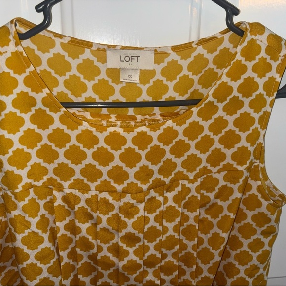 🌼 LOFT Sleeveless Printed Blouse – Mustard Yellow XS - Picture 2 of 3